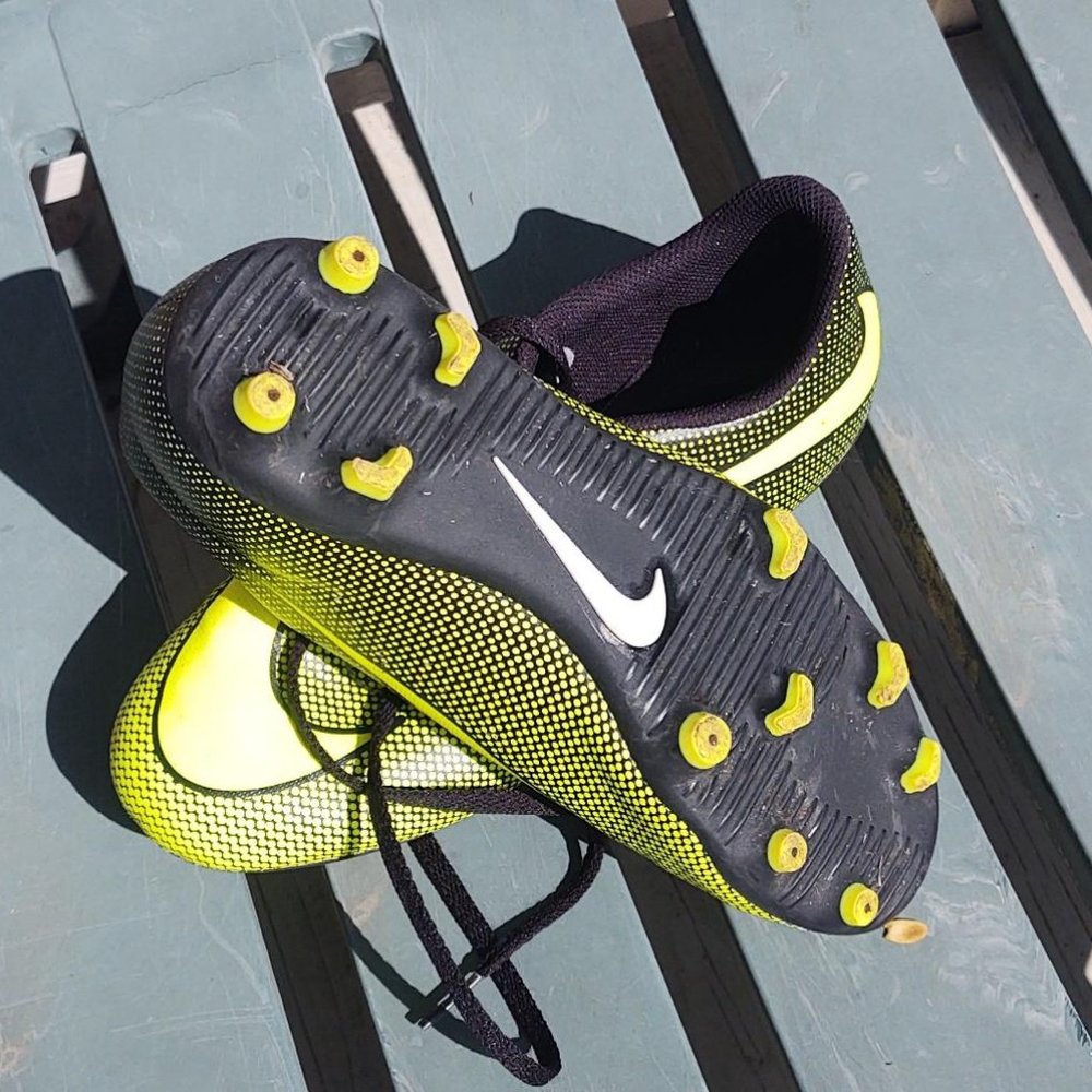Soccer Shoes - Picture 2 of 5